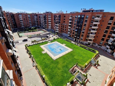 Alquiler de ático en Parque Lisboa - La Paz de 4 habitaciones con terraza y piscina