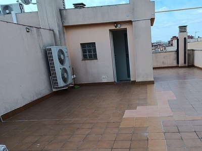 Alquiler de piso en Centre - Reus de 3 habitaciones con terraza y calefacción