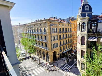 Piso en alquiler en Centro - San Sebastián-Donostia de 2 habitaciones con muebles y balcón