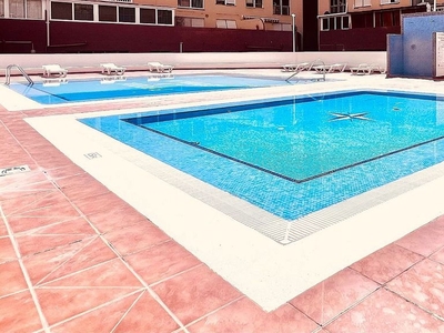 Piso en venta en Chapatal de 3 habitaciones con terraza y piscina