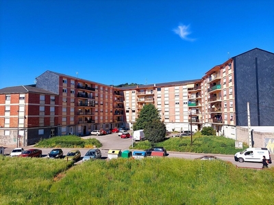 Piso en venta en carretera Puebla de Sanabria de 3 habitaciones con terraza y balcón