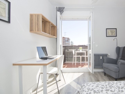 Se alquila habitación en apartamento de 6 dormitorios en Guindalera, Madrid