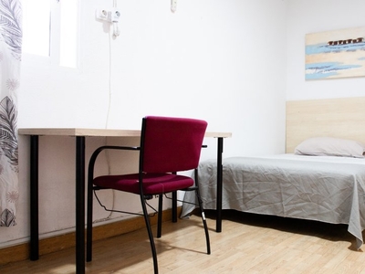 Se alquila habitación en casa de 10 dormitorios en Ventas, Madrid