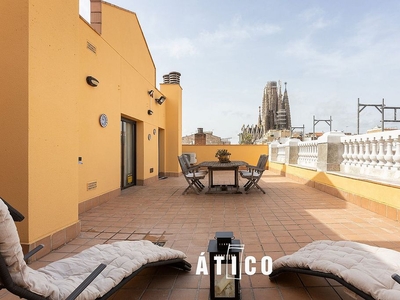 Venta de ático en La Sagrada Família de 4 habitaciones con terraza y garaje