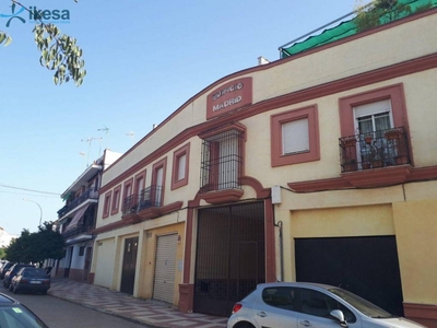 Venta Piso Palma del Río. Piso de tres habitaciones en Madrid. Primera planta con terraza