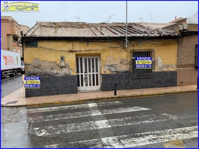 Casa solar en esquina para reformar fachada a Carretera de Abanilla