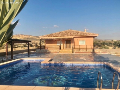 Chalet con piscina privada en El Salado de Mahoya: Tranquilidad, paisaje y comodidad