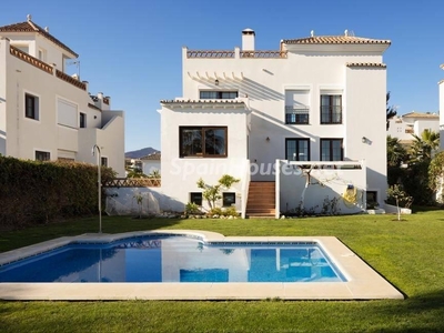 Villa en venta en La Concha-Resina Golf, Estepona