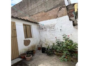 Casa con patio para entrar a vivir