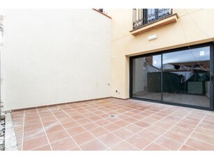 CASA DE OBRA NOVA CON PATIO Y ACABADOS DE ALTA CALIDAD EN BARBERÀ DEL VALLÈS