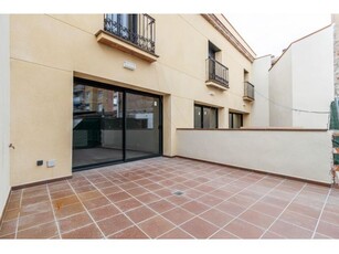 CASA DE OBRA NOVA CON PATIO Y ACABADOS DE ALTA CALIDAD EN BARBERÀ DEL VALLÈS