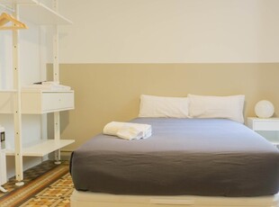 Se alquila habitación en piso de 7 habitaciones en Barcelona
