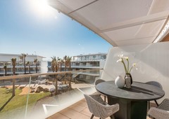 Apartamento con 2 habitaciones con ascensor, calefacción, aire acondicionado y vistas al mar en Estepona