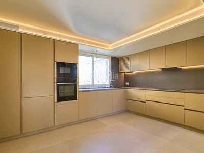 Alquiler ático en excelentes condiciones de 3 dormitorios con terraza de 20 m² en alquiler en Sant Francesc en Valencia