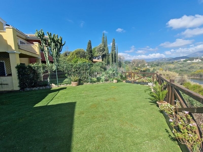 Alquiler casa adosada con 4 habitaciones con calefacción, aire acondicionado y vistas a la montaña en Marbella