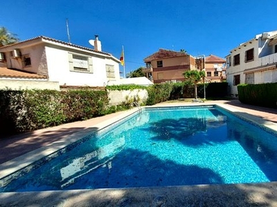 Alquiler de casa con piscina y terraza en El Campello