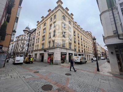 Alquiler de piso en Plaza España - Villa Pilar - Reyes Católicos - Vadillos de 2 habitaciones con garaje y muebles