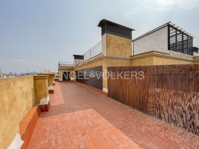 Alquiler piso ático reformado con terraza privada en Barcelona