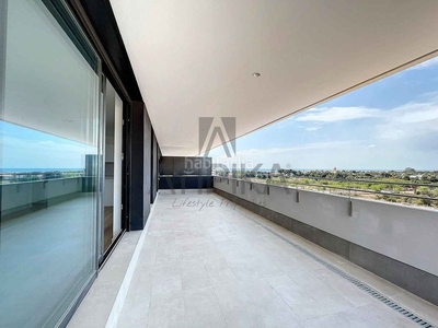 Alquiler piso con terraza con vistas al mar y piscina comunitaria en La Plana en Sitges