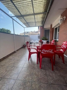 Apartamento encantador piso en el centro de 100m2 de vivienda y 30 m2 de terraza, totalmente exterior y sol todo el dia, de 3 habitaciones dos baños, comedor amplio, cocina oficce, lavadero y una preciosa terraza... quedan pocos como este... en Sabadell