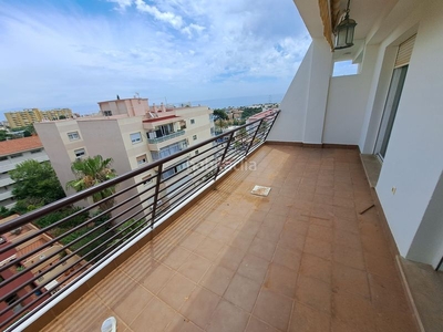 Ático con 4 habitaciones amueblado con ascensor, parking y aire acondicionado en Benalmádena