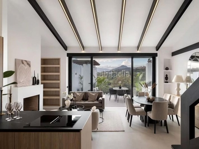 Ático con 4 habitaciones con parking, calefacción, aire acondicionado, vistas al mar y vistas a la montaña en Marbella