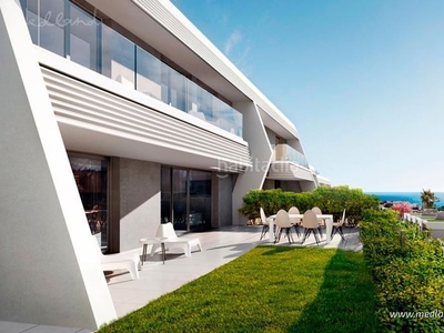 Casa adosada villa dúplex de tres dormitorios con amplio jardín privado y vistas al mar costa en Mijas