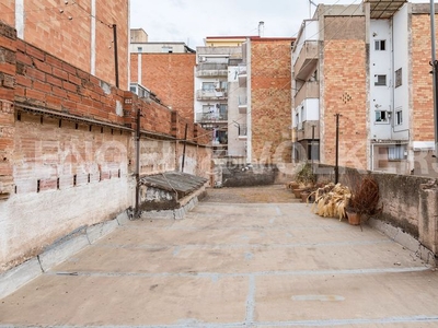 Casa casita con jardín a reformar en nou barris en Barcelona