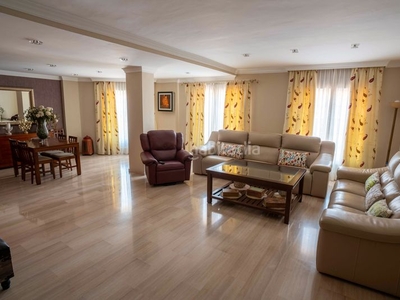 Casa con 4 habitaciones amueblada con parking, calefacción y aire acondicionado en Málaga