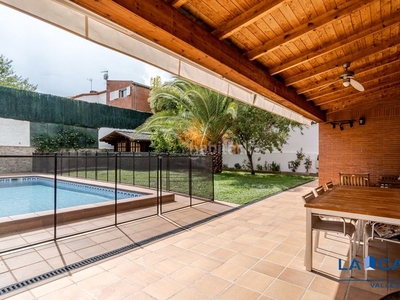 Casa con 5 habitaciones con ascensor, piscina y calefacción en Sant Cugat del Vallès