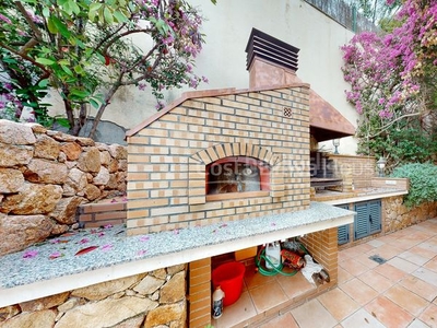 Casa con impresionantes vistas al mar, jardín con piscina desbordante y garaje en Sant Feliu de Guíxols