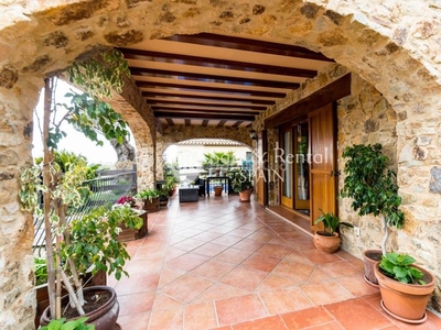 Casa gran casa de estilo rústico, con excelente acabados y vistas al mar y al castillo en Blanes