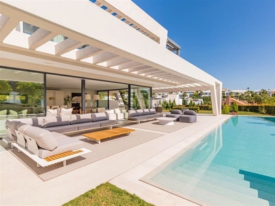 Casa impresionante villa recién construida de 600m2 en parcela de 1420m2 junto al campo de golf de Los Naranjos, nueva andalucia, en Marbella