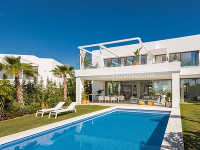 Casa nuevo concepto de co-propiedad · villa de lujo en primera línea de golf con vistas panorámicas al mar en Marbella