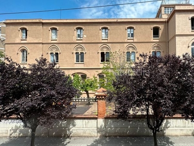 Casa pareada casa para reformar en el corazón en Centre Sabadell