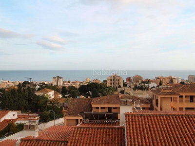 Dúplex con 3 habitaciones con ascensor, parking, piscina, aire acondicionado y vistas al mar en Torremolinos