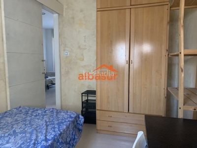 Piso con 3 habitaciones amueblado con aire acondicionado en Sevilla