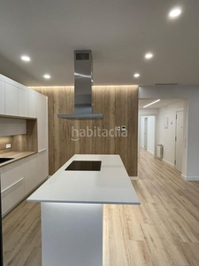 Piso con 3 habitaciones con ascensor, calefacción y aire acondicionado en Lleida