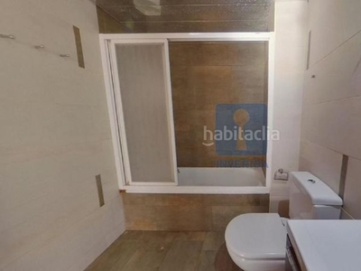 Piso , con una superficie construida de 107 m2, distribuido en salón-comedor, cocina, 4 habitaciones y 2 baños y ascensor. en Sant Andreu de la Barca