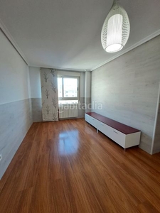 Piso en calle de cazalegas 5 piso con 3 habitaciones con ascensor y aire acondicionado en Madrid