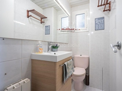 Piso en venta , con 101 m2, 4 habitaciones y 2 baños, ascensor y amueblado. en Barcelona