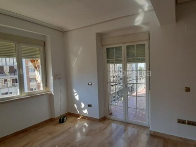 Piso en venta en Los Remedios, 6 dormitorios. en Sevilla