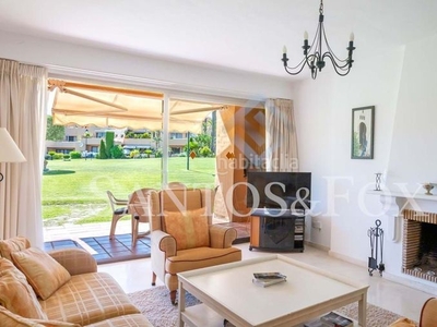 Piso este apartamento en venta en la urbanización cartuja del golf es una excelente opción para aquellos que buscan vivir en ella o para aquellos que buscan una inversión rentable. en Estepona