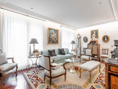 Piso inmueble con una superficie de 138m2 y una decoración muy cuidada, se encuentra distribuida en 2 dormitorios dobles uno de ellos con baño en suite, salón-comedor con dos balcones exteriores con salida a la calle bailén, cocina independiente y un 2º baño. en Madrid