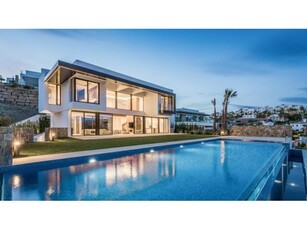 VILLA DE RECIENTE CONSTRUCCIÓN CON GIMNASIO Y BONITAS VISTAS AL GOLF