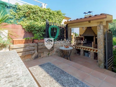 Casa precioso chalet con estudio independiente, un bonito jardín y piscina privada en Serra Brava, en Lloret de Mar