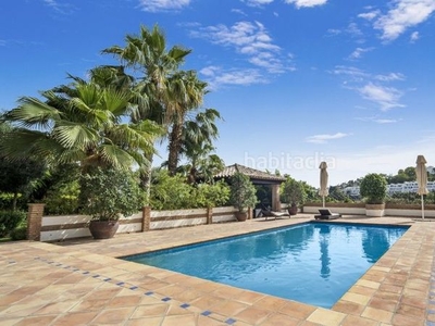 Chalet con 6 habitaciones amueblado con parking, piscina, calefacción, aire acondicionado y vistas a la montaña en Marbella