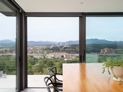 Chalet villa en excelentes condiciones de 4 dormitorios con jardín de 1.121 m² en venta en el centro en Girona