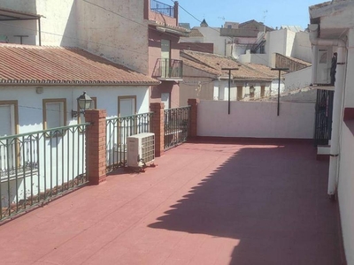Venta Casa adosada en Urb. Calle Cristo Vélez-Málaga. Buen estado plaza de aparcamiento 140 m²
