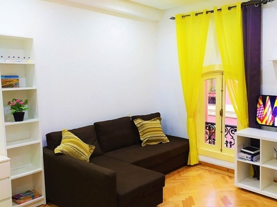 Alquiler de piso en calle Montera de 1 habitación con muebles y balcón
